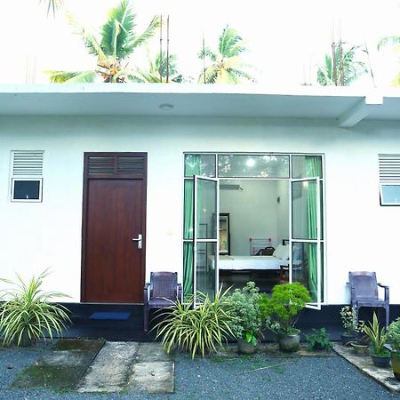Sandy Palms Guesthouse ฮิกคาดูวา ภายนอก รูปภาพ