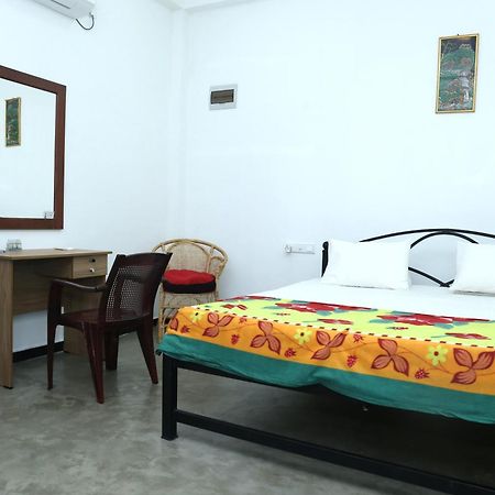 Sandy Palms Guesthouse ฮิกคาดูวา ภายนอก รูปภาพ