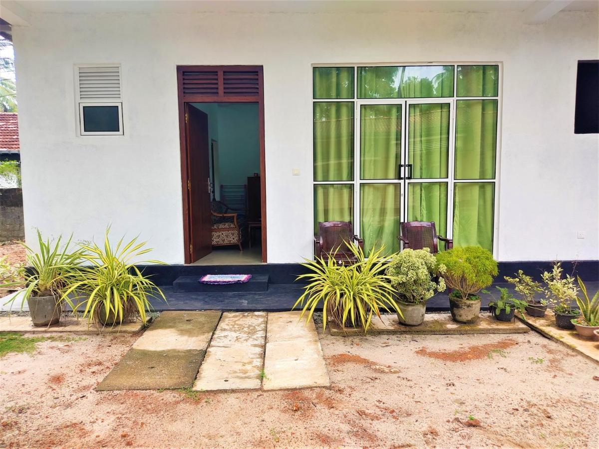 Sandy Palms Guesthouse ฮิกคาดูวา ภายนอก รูปภาพ