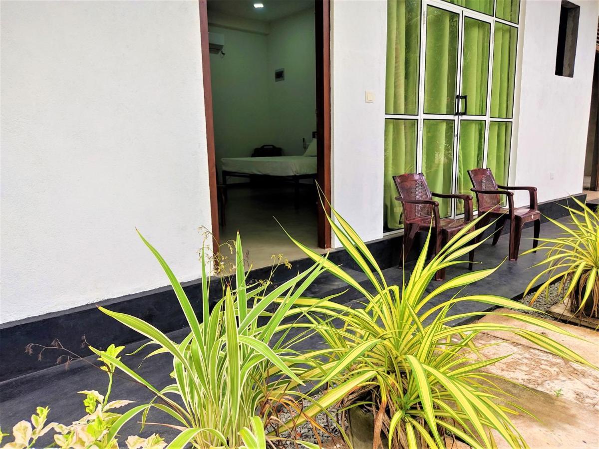 Sandy Palms Guesthouse ฮิกคาดูวา ภายนอก รูปภาพ