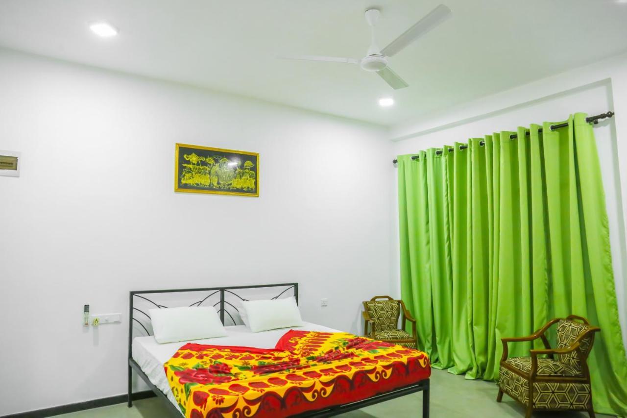 Sandy Palms Guesthouse ฮิกคาดูวา ภายนอก รูปภาพ