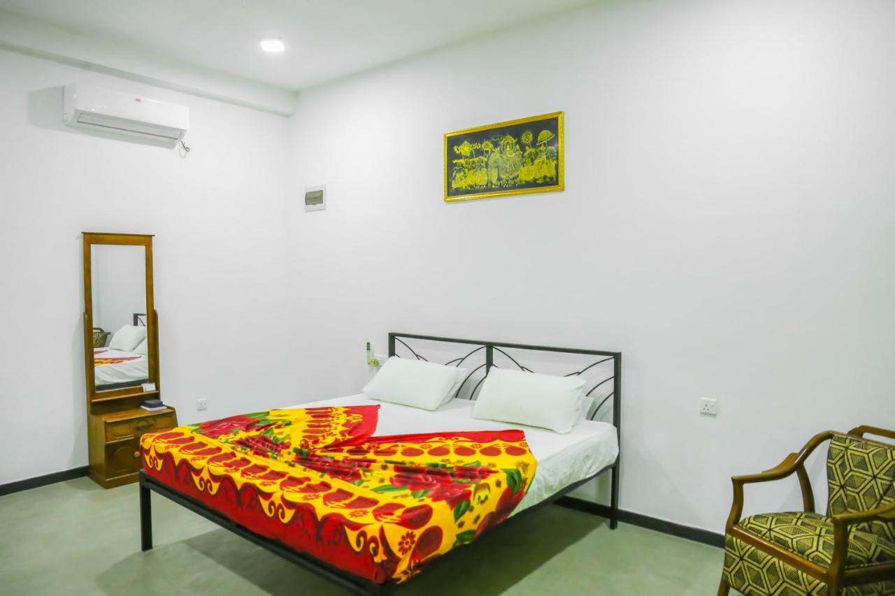 Sandy Palms Guesthouse ฮิกคาดูวา ภายนอก รูปภาพ