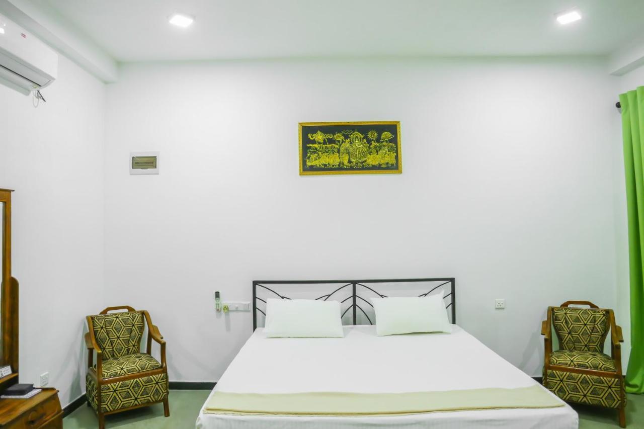 Sandy Palms Guesthouse ฮิกคาดูวา ภายนอก รูปภาพ