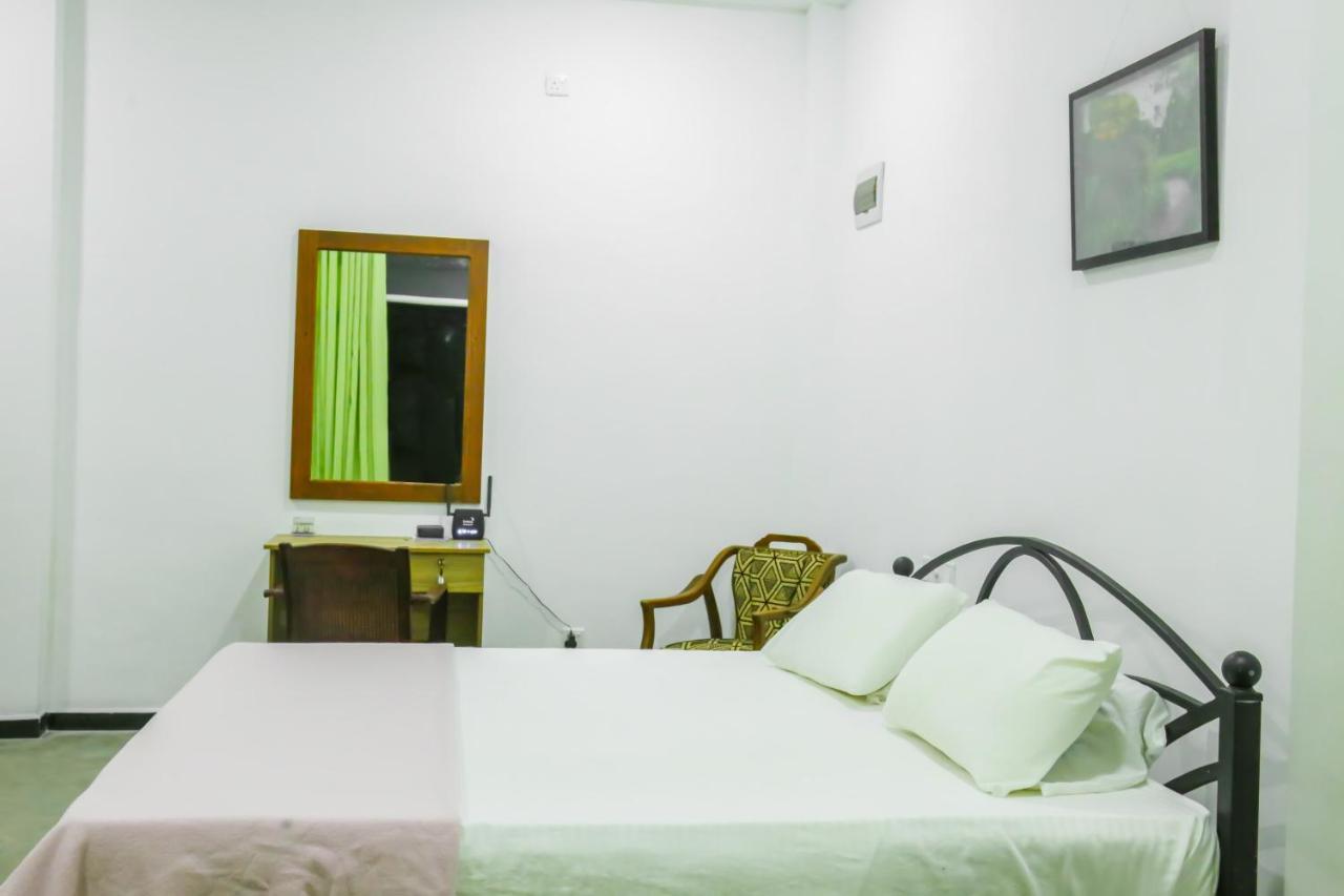 Sandy Palms Guesthouse ฮิกคาดูวา ภายนอก รูปภาพ