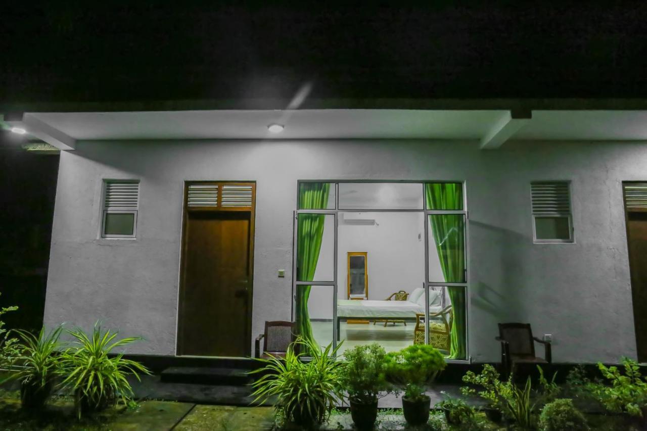 Sandy Palms Guesthouse ฮิกคาดูวา ภายนอก รูปภาพ