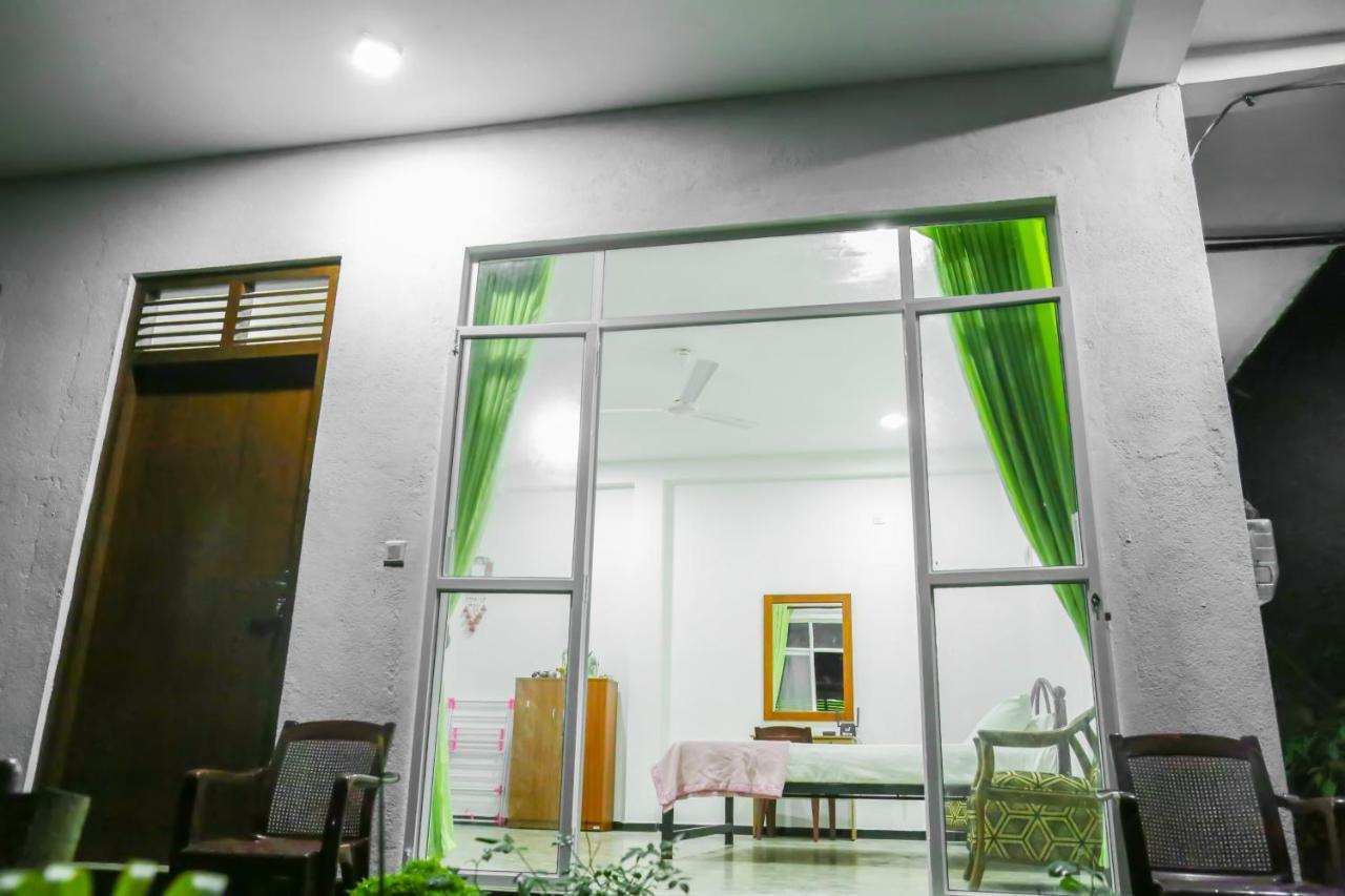 Sandy Palms Guesthouse ฮิกคาดูวา ภายนอก รูปภาพ
