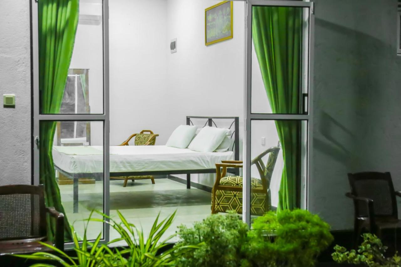 Sandy Palms Guesthouse ฮิกคาดูวา ภายนอก รูปภาพ