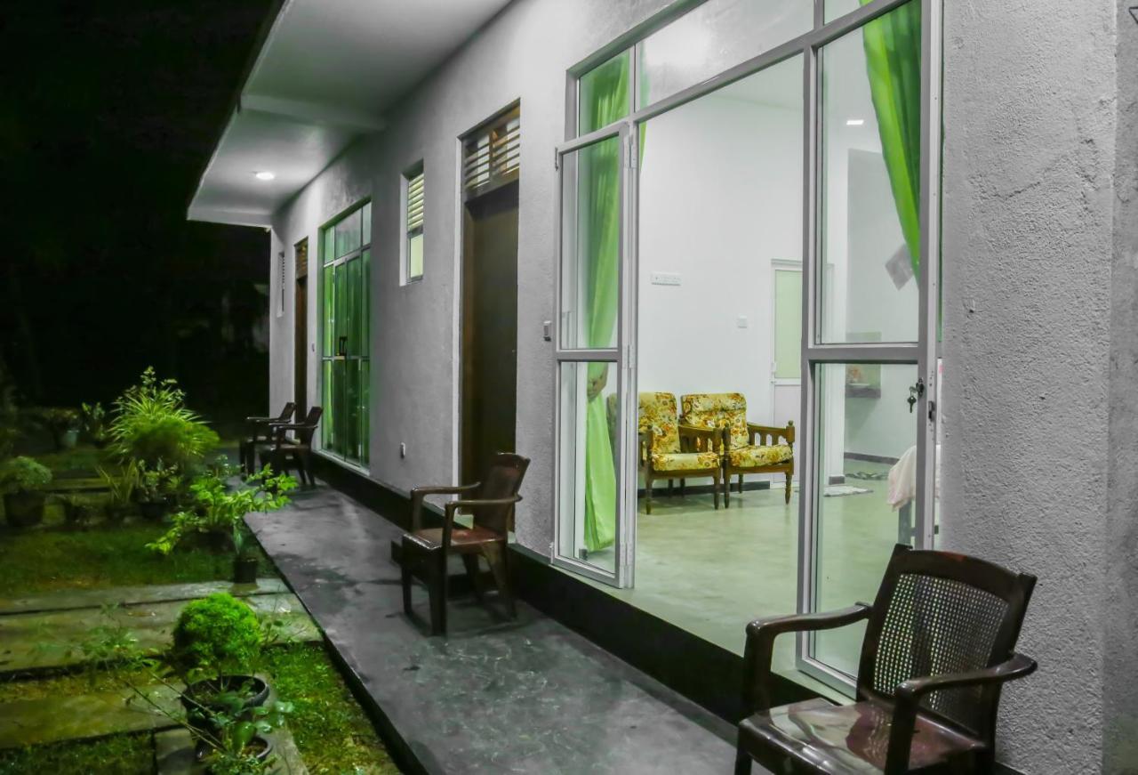 Sandy Palms Guesthouse ฮิกคาดูวา ภายนอก รูปภาพ
