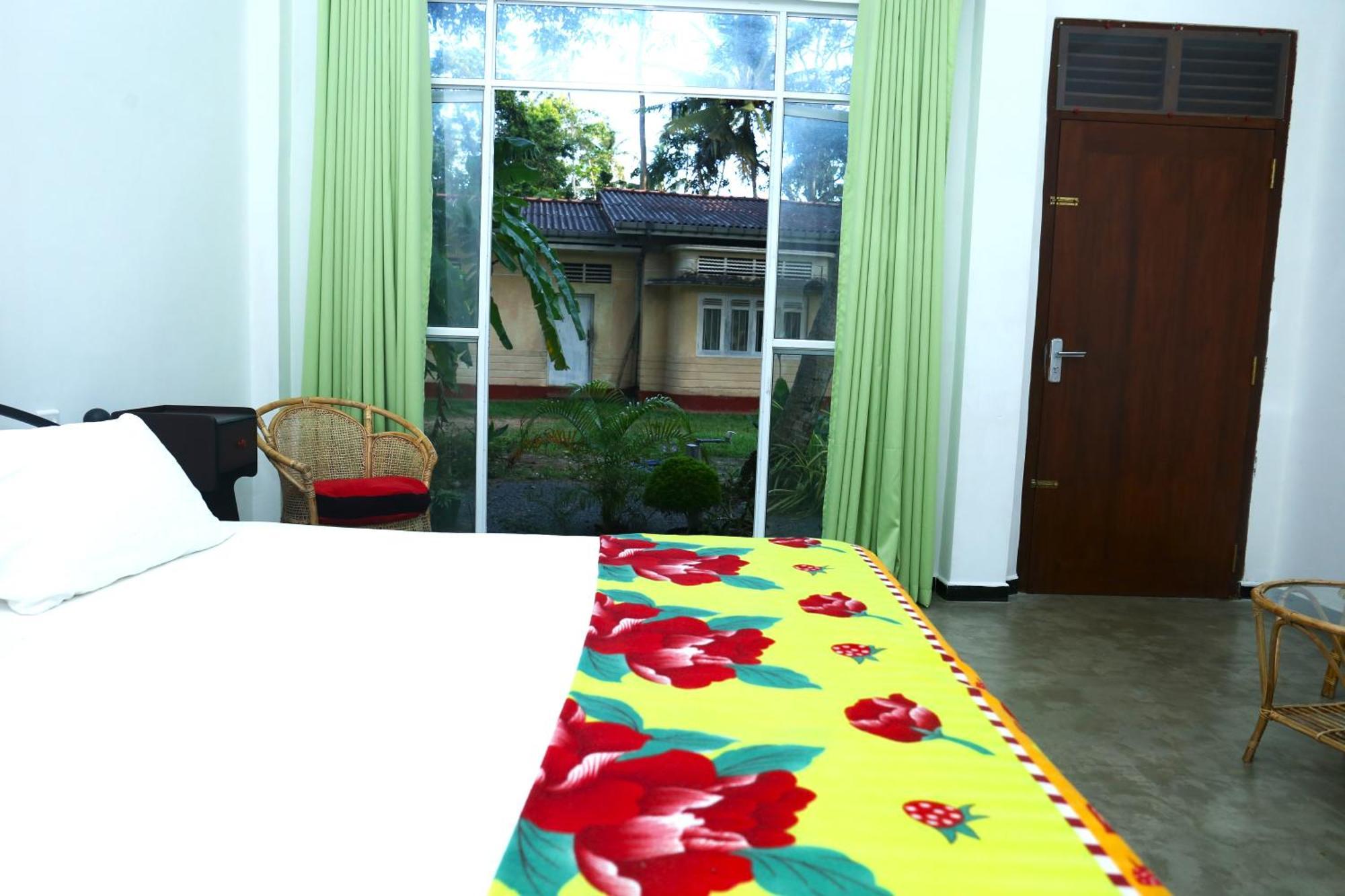 Sandy Palms Guesthouse ฮิกคาดูวา ภายนอก รูปภาพ