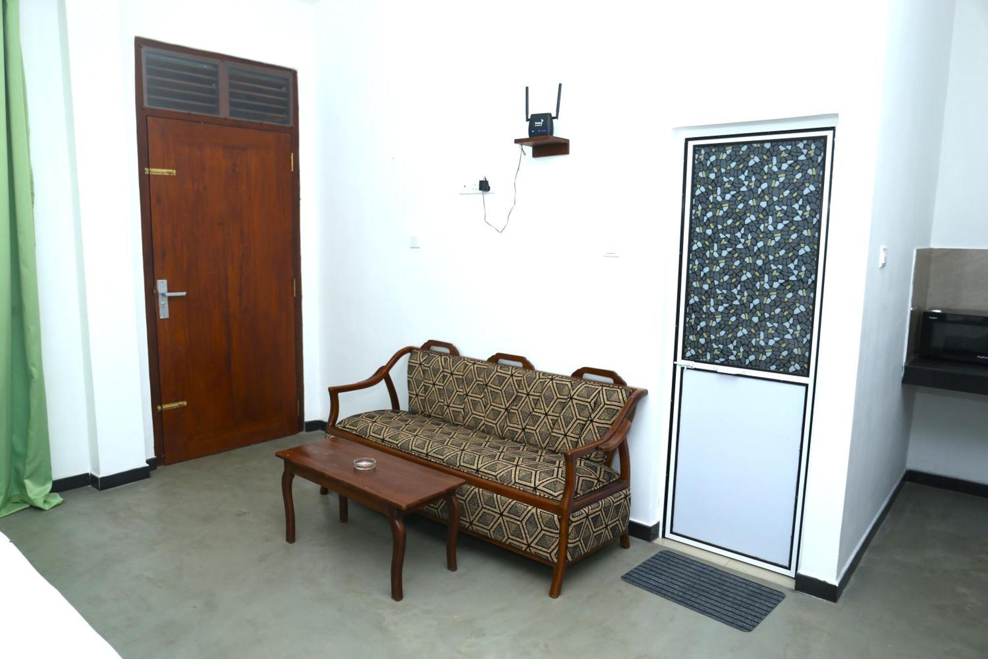 Sandy Palms Guesthouse ฮิกคาดูวา ภายนอก รูปภาพ