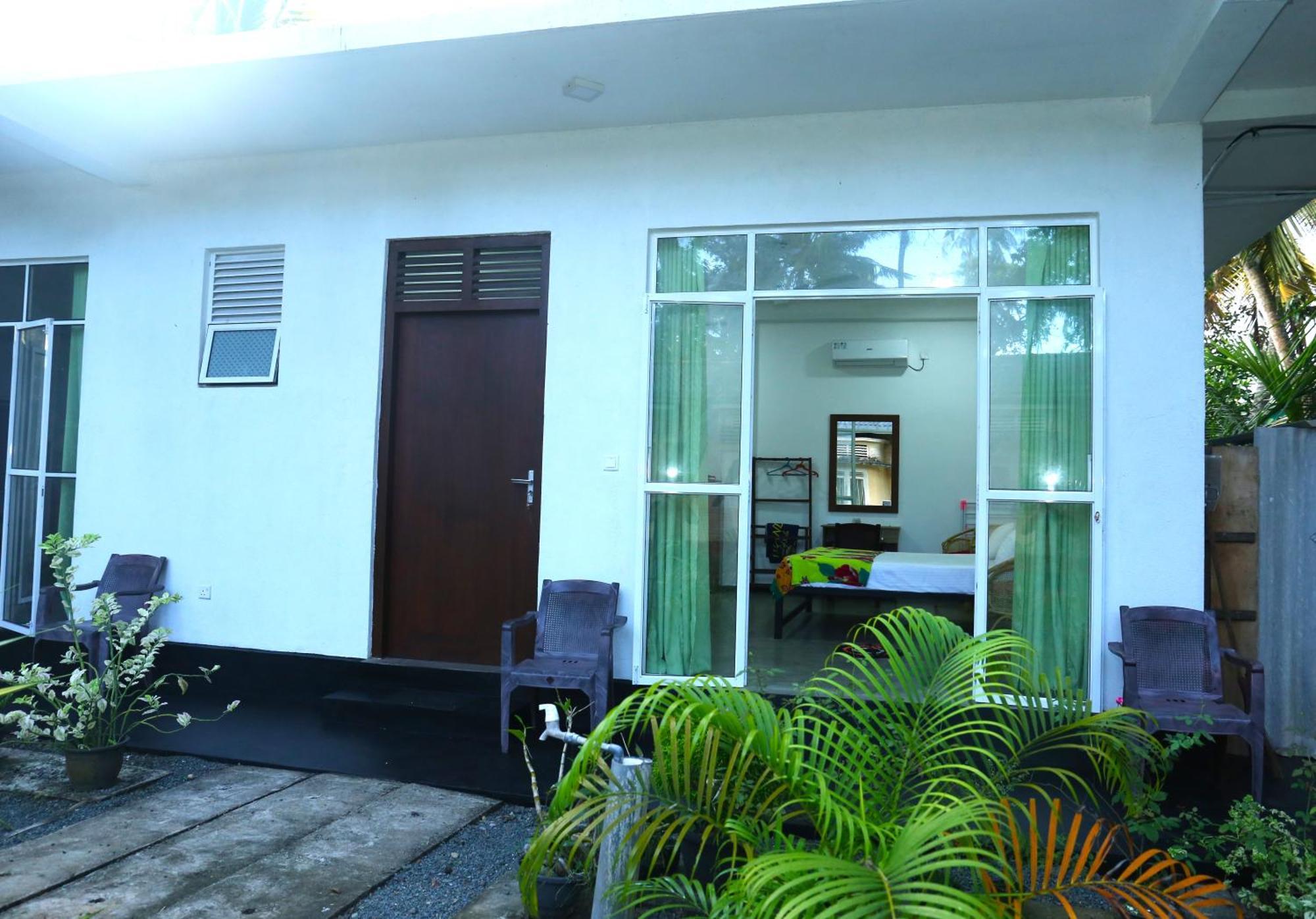 Sandy Palms Guesthouse ฮิกคาดูวา ภายนอก รูปภาพ