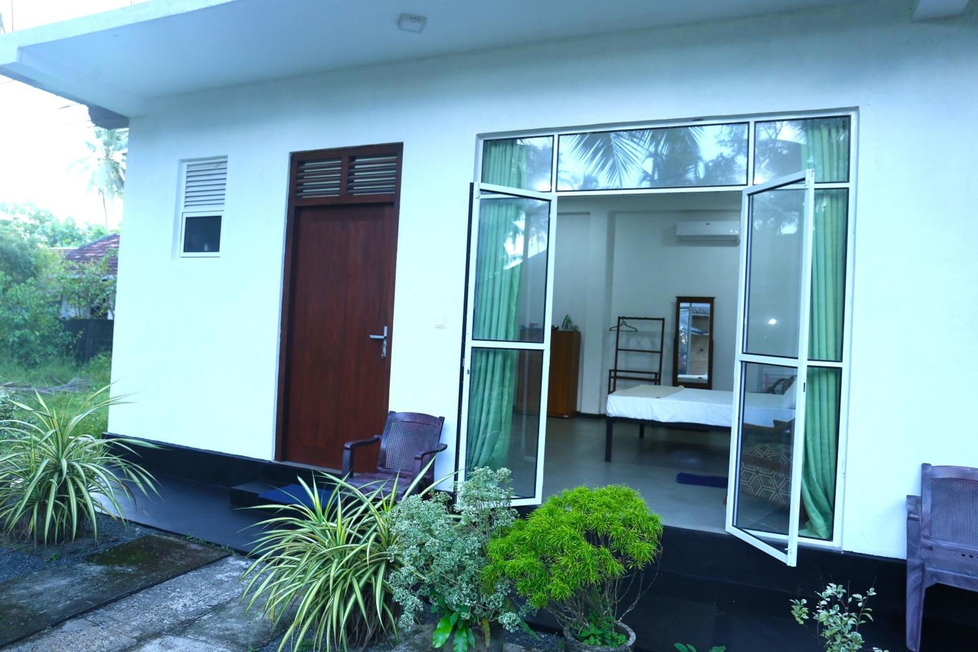 Sandy Palms Guesthouse ฮิกคาดูวา ภายนอก รูปภาพ