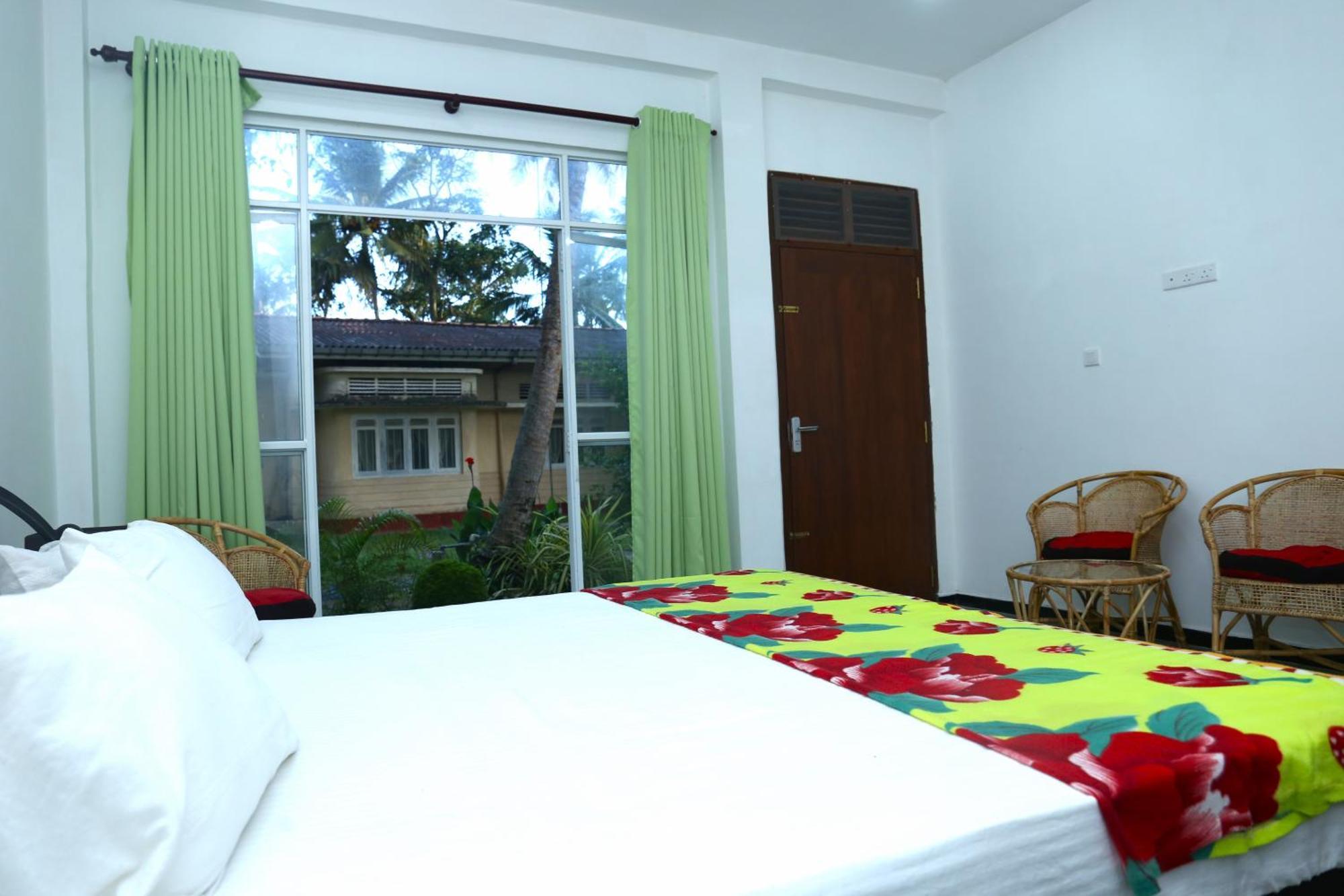 Sandy Palms Guesthouse ฮิกคาดูวา ภายนอก รูปภาพ