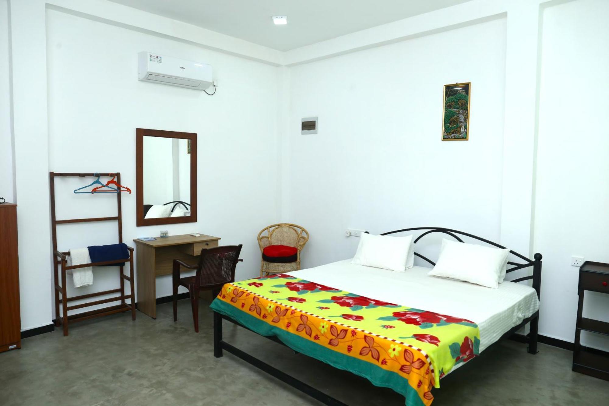 Sandy Palms Guesthouse ฮิกคาดูวา ภายนอก รูปภาพ