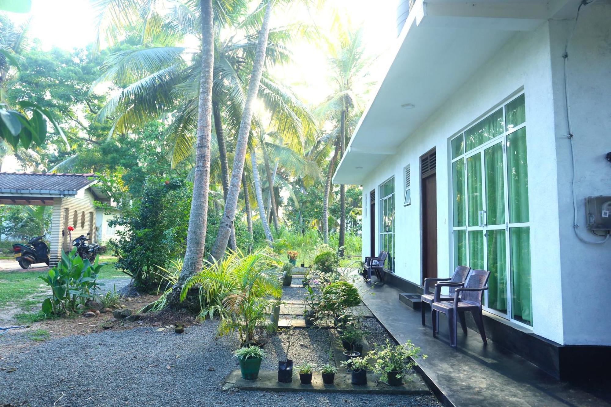 Sandy Palms Guesthouse ฮิกคาดูวา ภายนอก รูปภาพ
