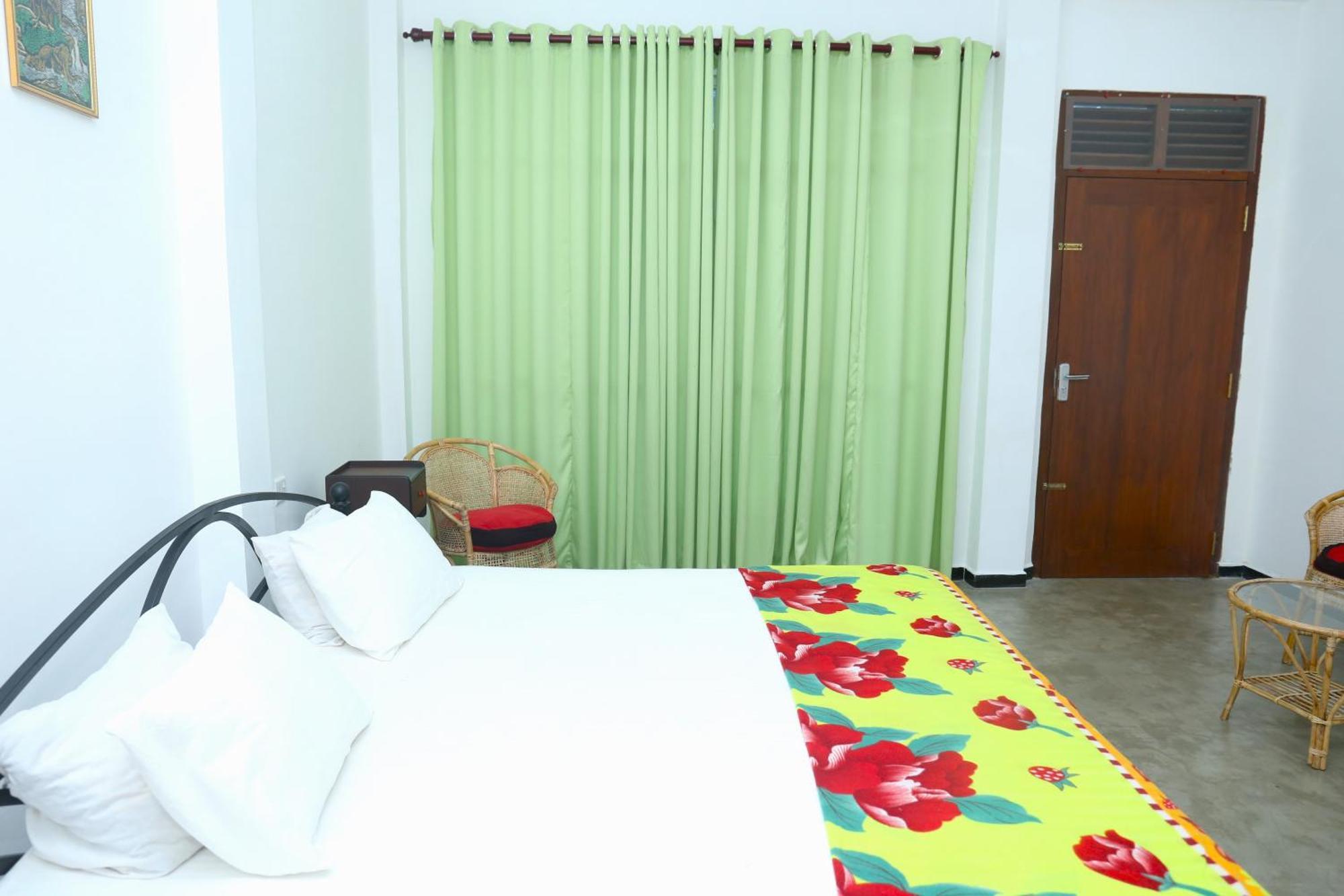Sandy Palms Guesthouse ฮิกคาดูวา ภายนอก รูปภาพ