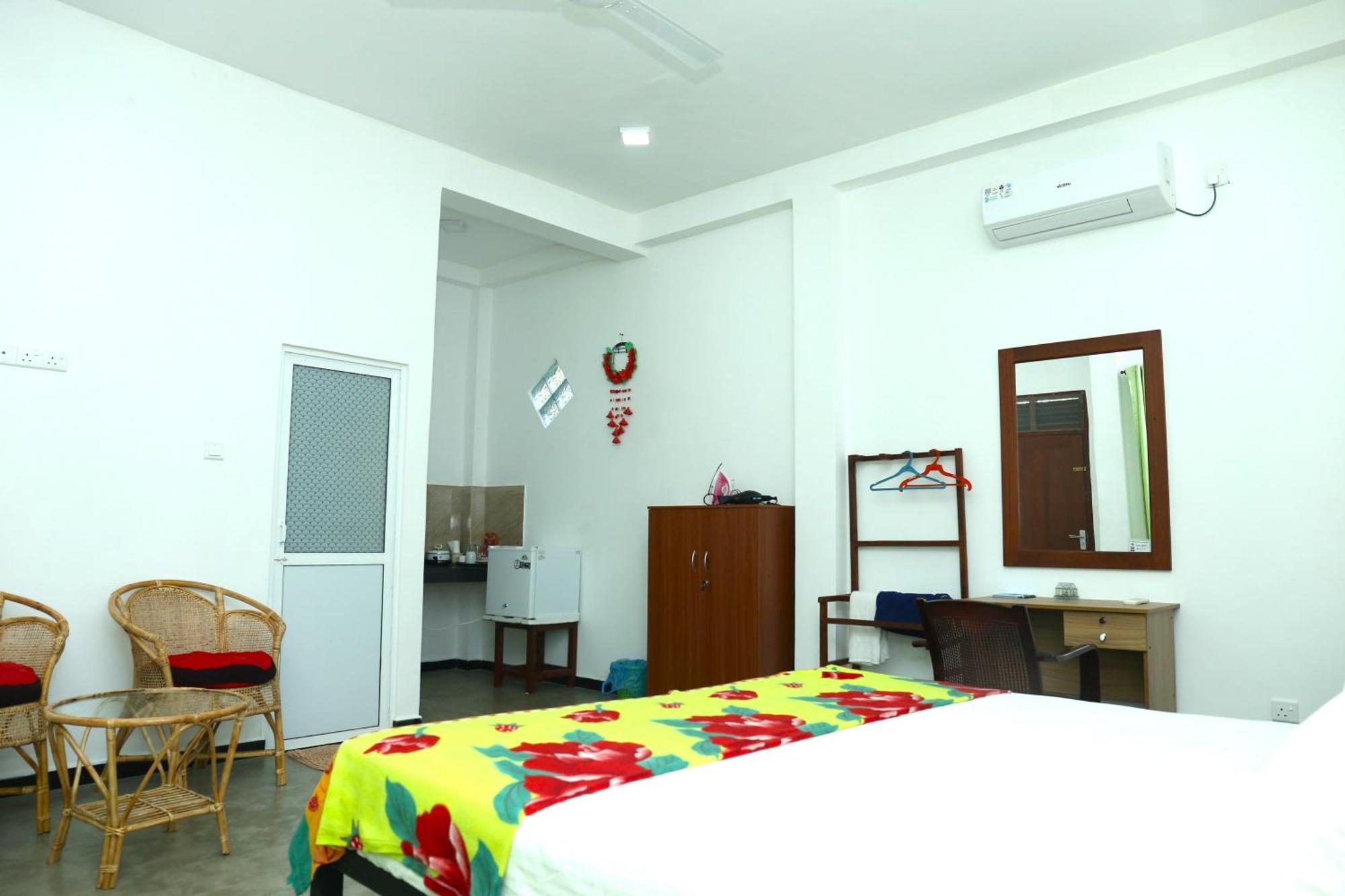 Sandy Palms Guesthouse ฮิกคาดูวา ภายนอก รูปภาพ