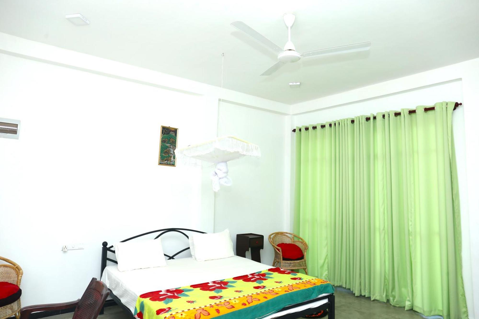 Sandy Palms Guesthouse ฮิกคาดูวา ภายนอก รูปภาพ
