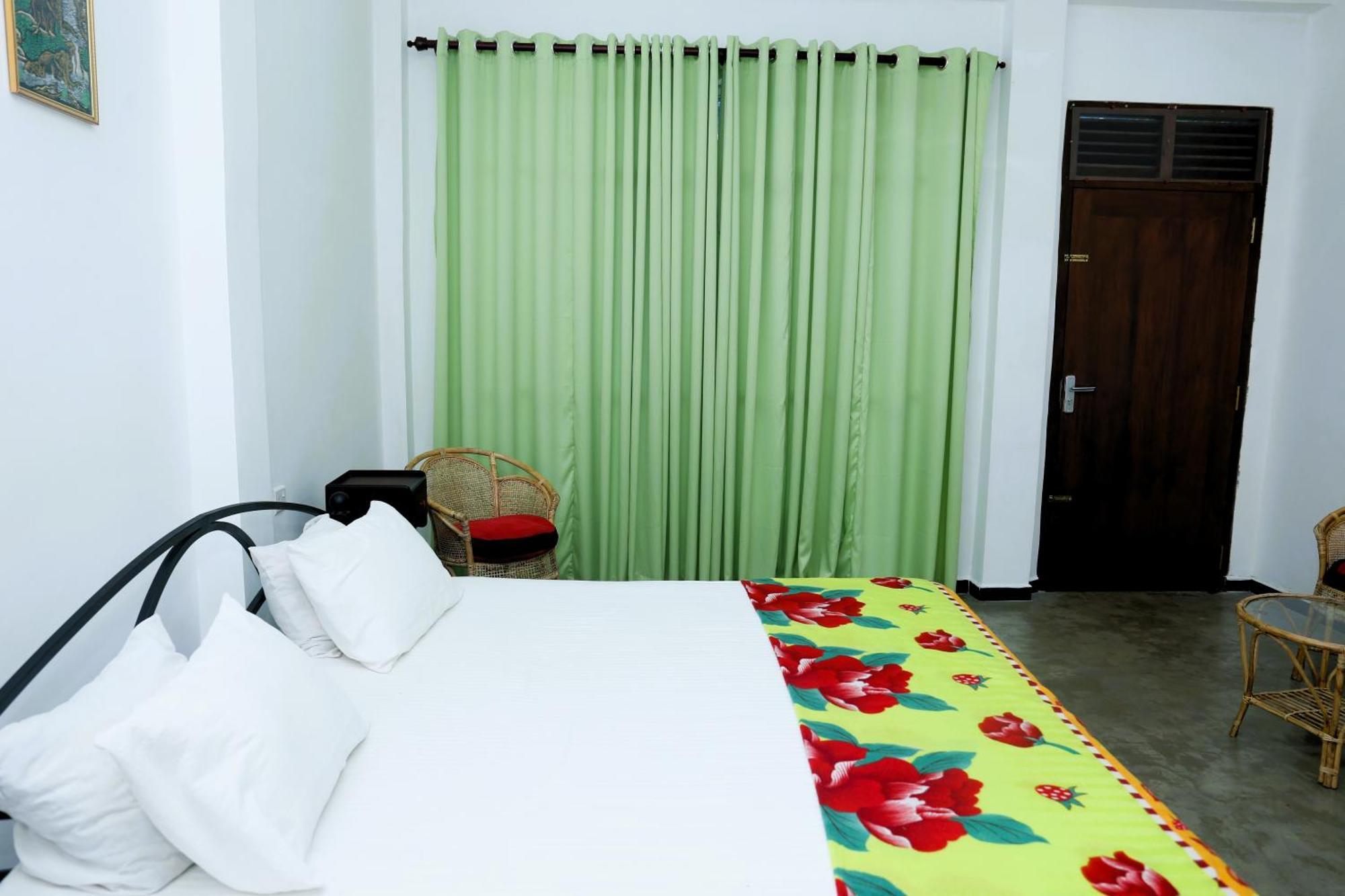 Sandy Palms Guesthouse ฮิกคาดูวา ภายนอก รูปภาพ